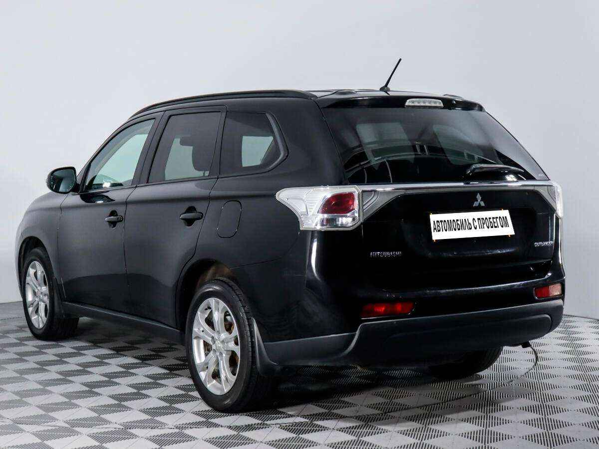 Outlander cvt. Mitsubishi Outlander 2012 3 поколение. Аутлендер 3 2.0. Митсубиси Аутлендер 2 поколения черный.